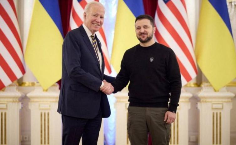 Biden visitó Kiev sin previo aviso en vísperas del aniversario de la guerra