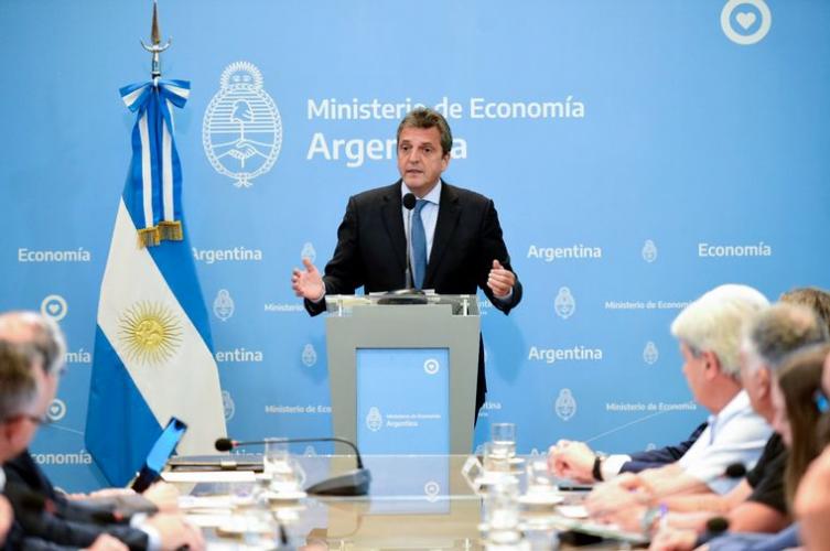 Massa anunció medidas para reforzar el circuito comercial ante la gripe aviar