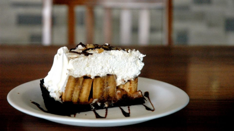 Torta de bananas, dulce de leche y merengue sin horno