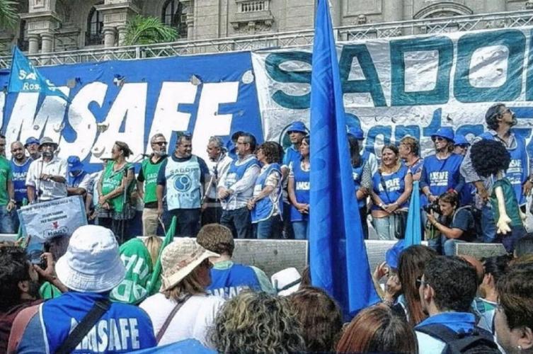 Las clases no empiezan y hay manifestación docente