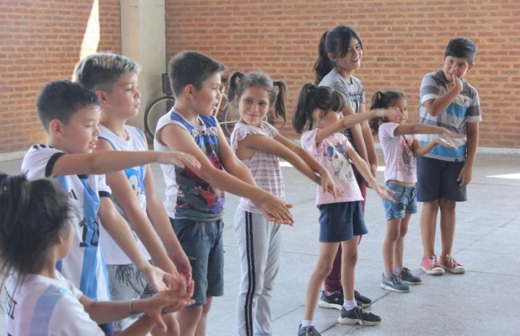 Por la ola de calor, hay escuelas que convocan a los chicos a ir en malla