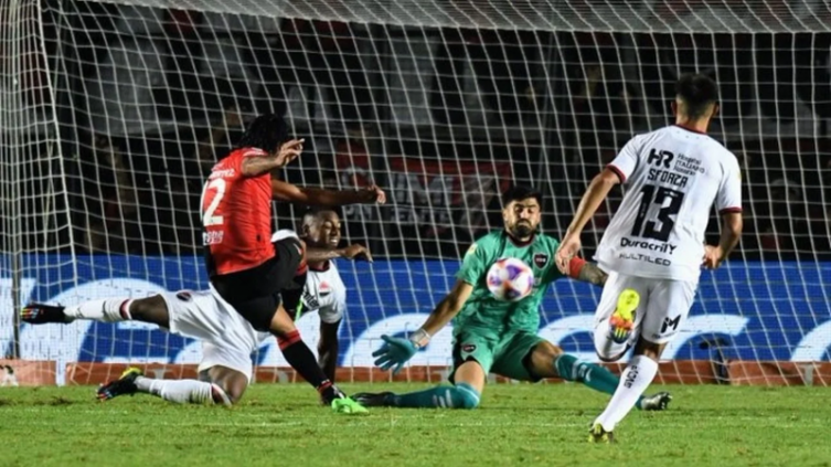 Colón falló un penal, Newell's se lo empató y sigue sin ganar en el torneo