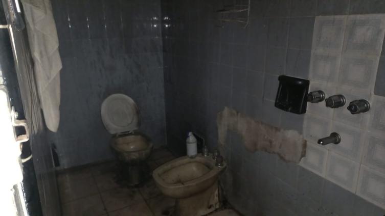 Un ladrón incendió una casa de barrio Los Hornos para escapar