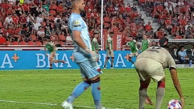 El penal insólito de Colón se replicó en las redes