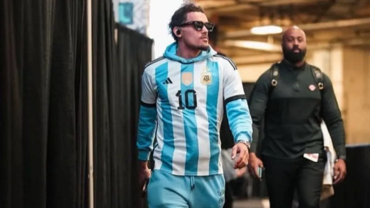 Figura de la NBA fue al partido con la camiseta de Lionel Messi