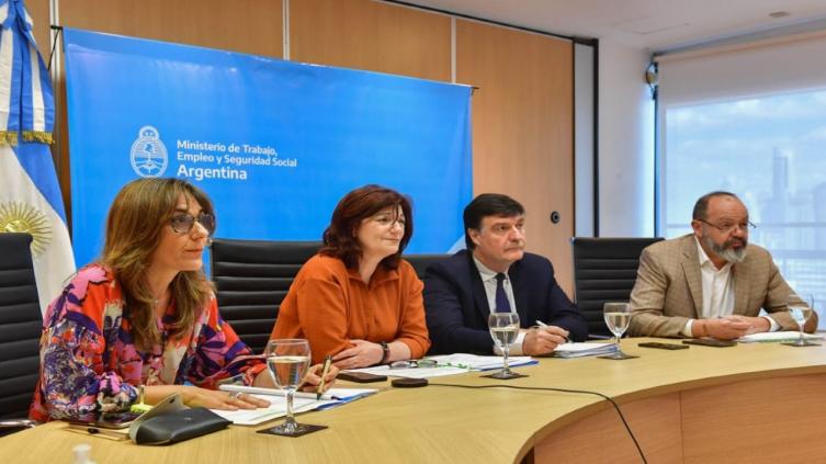 El Consejo del Salario acordó subir el haber mínimo 26,6% en tres tramos 