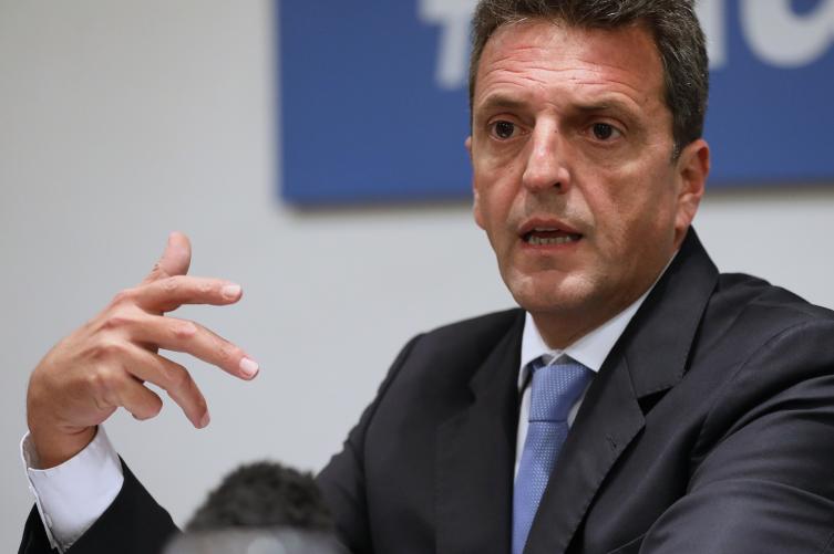 Massa obliga a los organismos públicos a desprenderse de los bonos en dólares