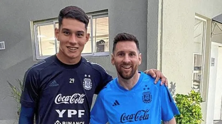 El arquero de Unión junto a Lionel Messi y el Dibu Martínez