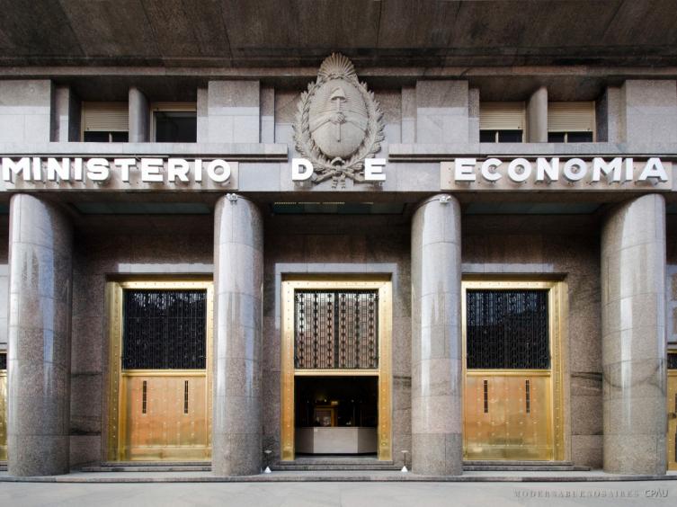 Publican DNU que obliga a organismos públicos a desprenderse de bonos en dólares