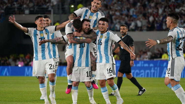 Argentina vs. Panamá: Thiago Almada hizo su primer gol y Messi llegó al 800 en su carrera