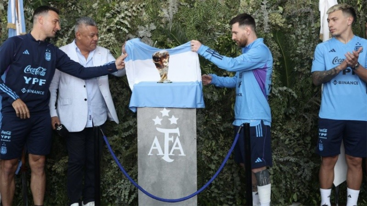La comitiva leprosa que homenajeó a los campeones