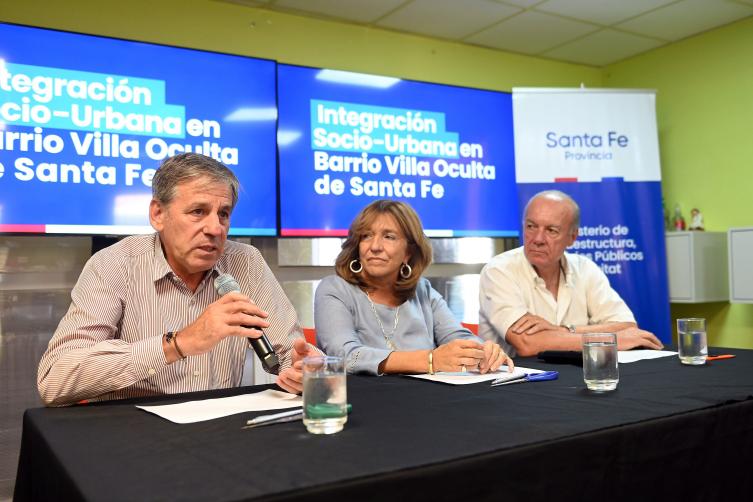 Jatón participó del acto licitatorio para obras en Villa Oculta