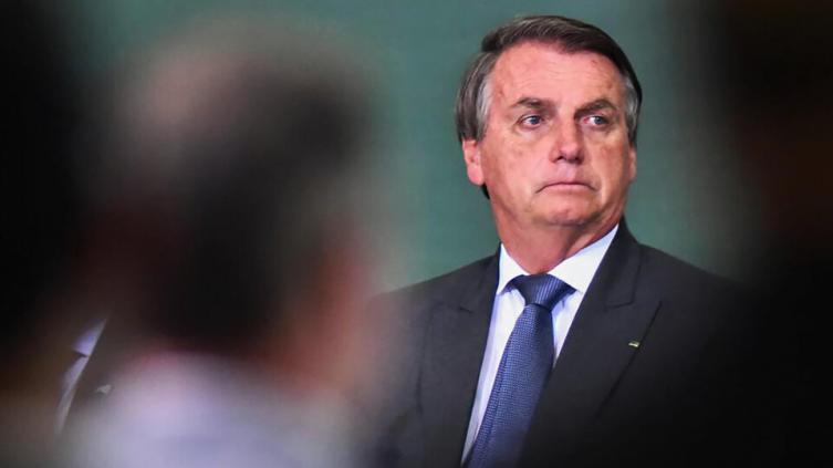 Bolsonaro regresó a Brasil y fue recibido por cientos de simpatizantes 