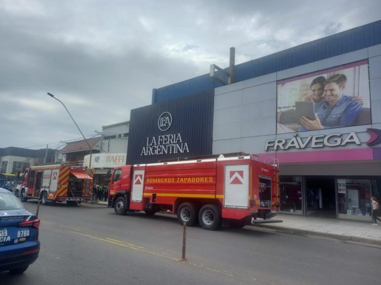 Incendio en un depósito de la feria Argentina en avenida Aristóbulo