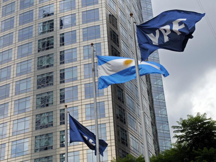 Estatización de YPF: jueza norteamericana falló a favor de fondos buitre contra Argentina