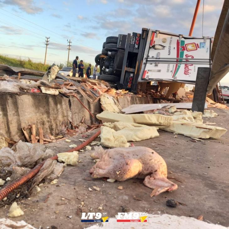 Volcó un camión cargado con pollos en avenida Circunvalación Oeste