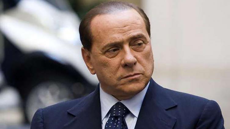 Berlusconi continúa internado y empezó quimioterapia contra la leucemia 