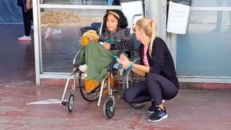 La joven abandonada en la terminal permanecerá internada