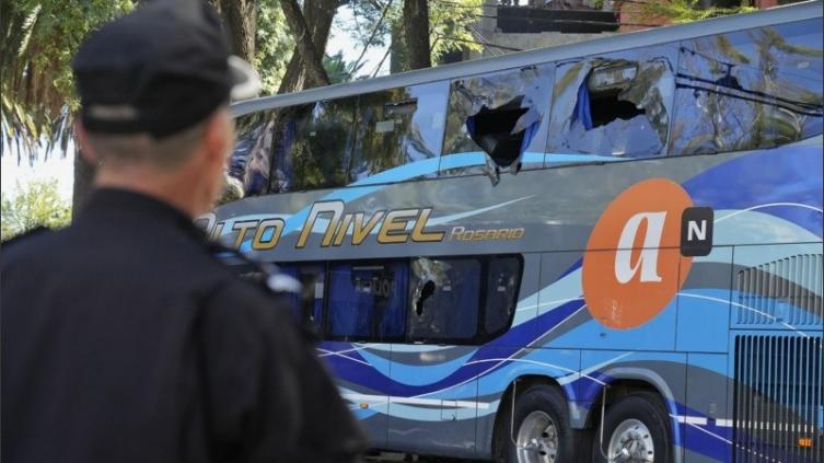 Se registraron serios incidentes y roturas de vidrios con el micro de Central al llegar al Coloso