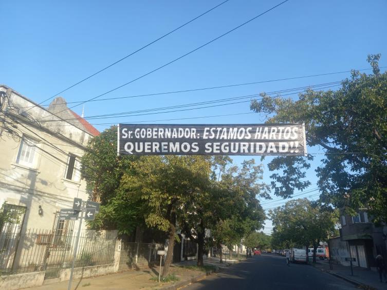 Vecinos colgaron un cartel dirigido a Perotti por seguridad en el barrio