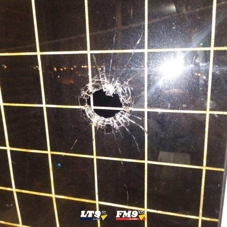 Una mujer fue herida por una bala perdida que entró por la ventana de un 4to piso