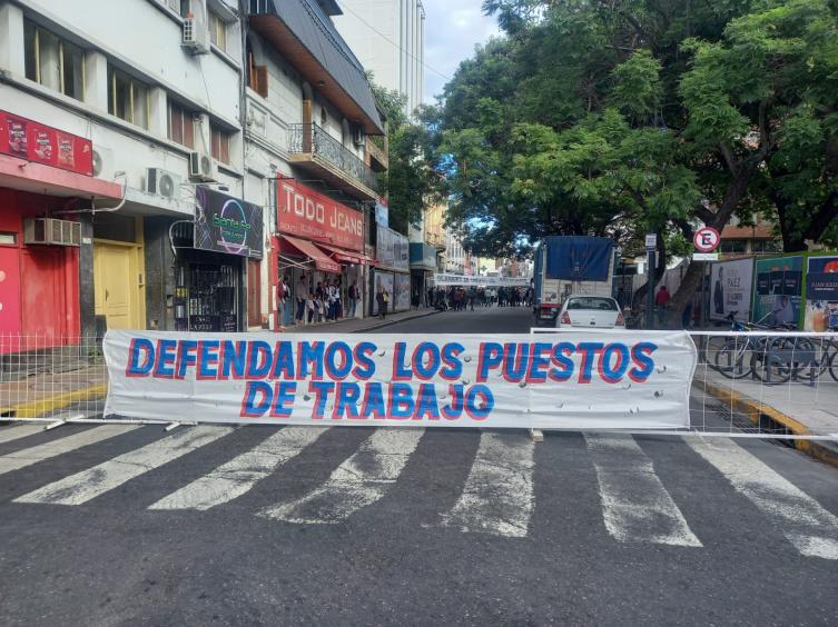 Los empleados suspendidos de la tabacalera protestaron en las puertas de la AFIP
