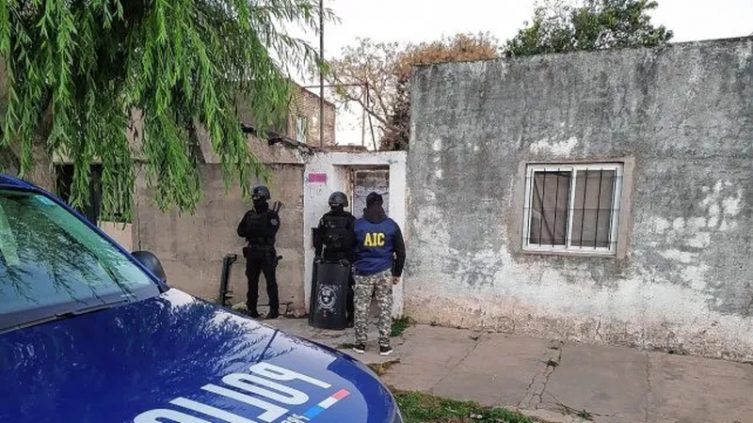 Robaron dos armas reglamentarias de una pareja de policías 