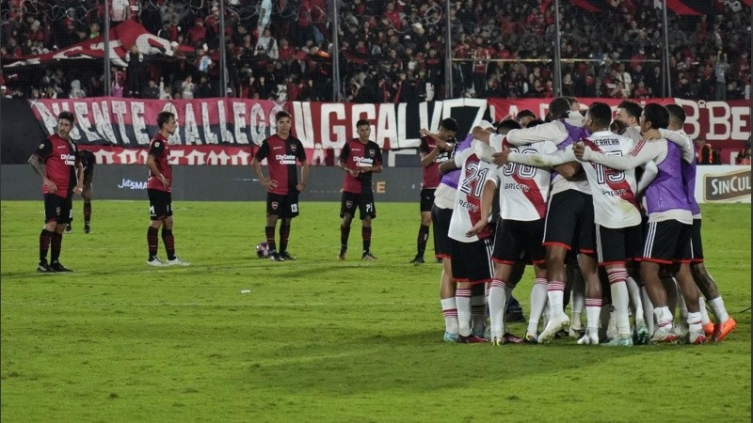 Newell ´s perdió ante River por descuido en la última jugada
