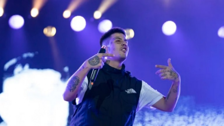 Gran gesto de Duki con una fan en pleno show