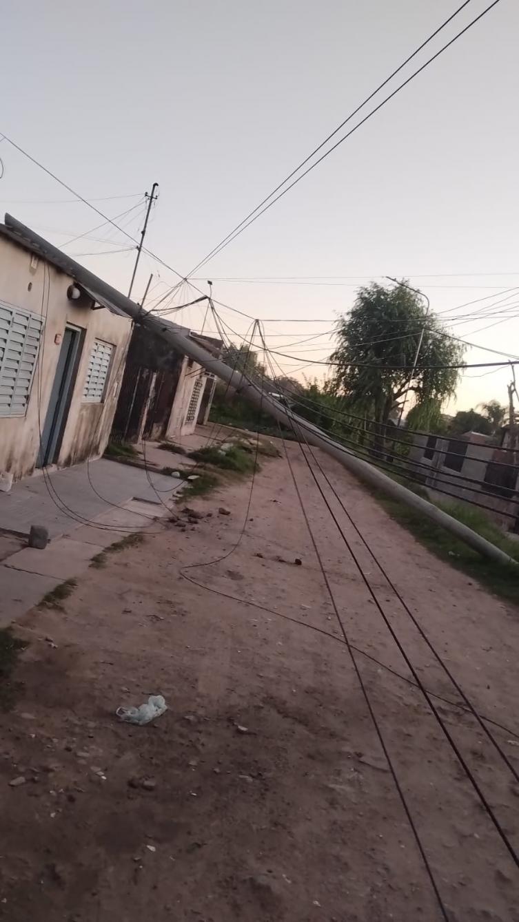 Cayó un poste de teléfono sobre una casa en barrio San José