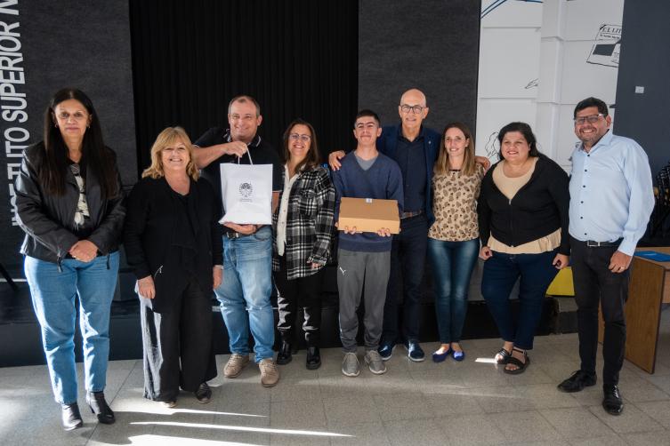 Debloc entregó 90 netbooks a Institutos Superiores Técnicos del departamento La Capital