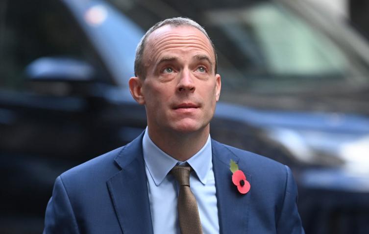 Tras denuncias de acoso laboral, renunció el viceprimer ministro británico 
