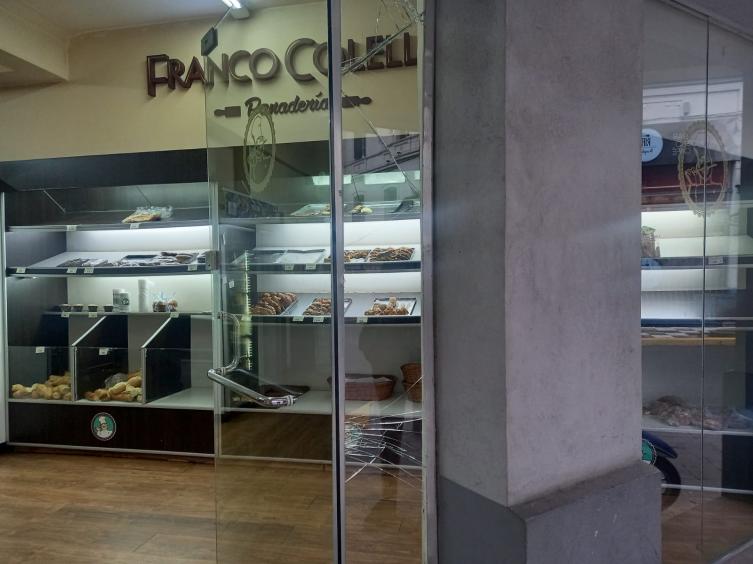 Forzaron un blindex y entraron a robar: solo consumieron una gaseosa