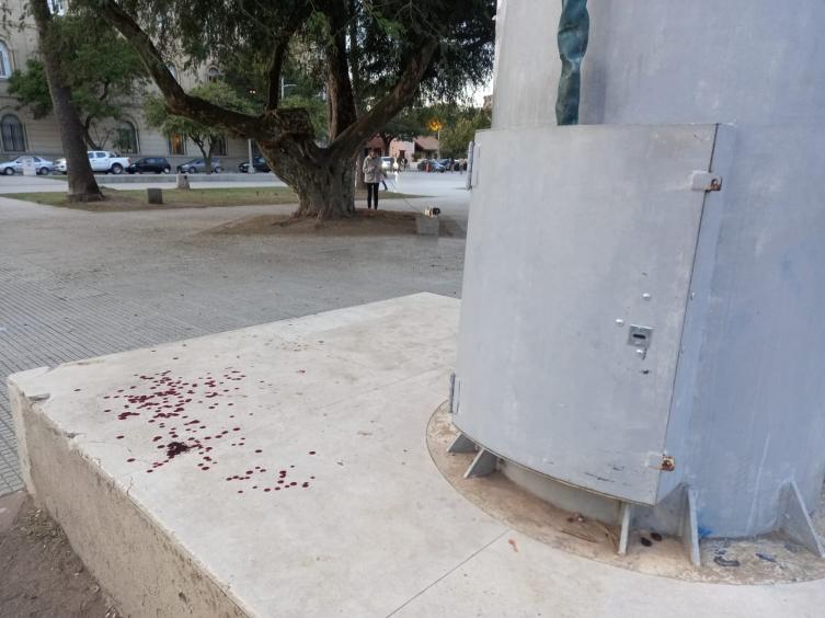 Policía herido durante el arrío de la bandera en la Plaza de Mayo