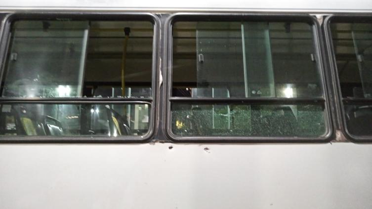 Apedrearon un colectivo frente al estadio de Unión en el que iban hinchas de Colón