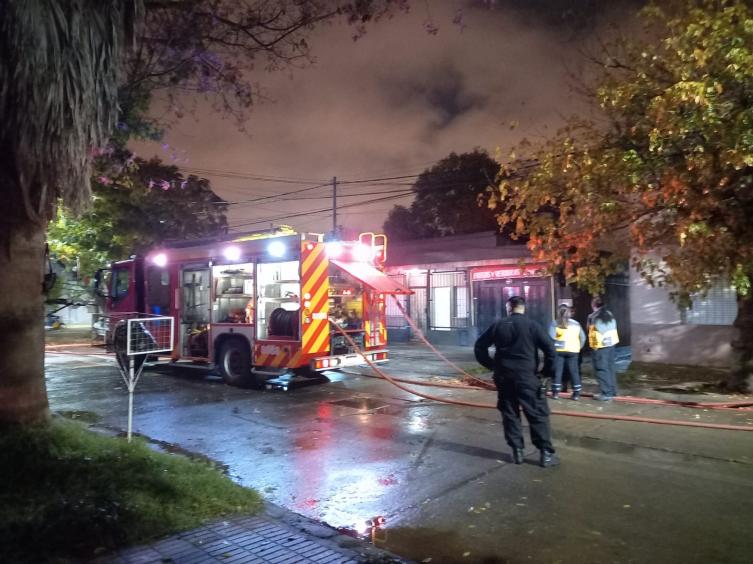 Bomberos apagaron un incendio en una carpintería en desuso