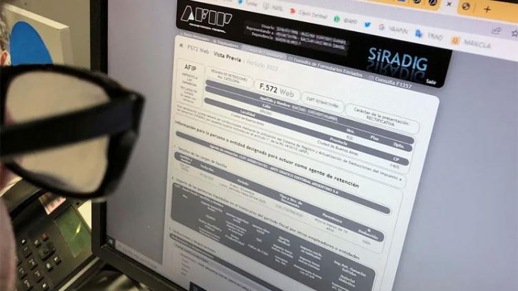 Impuesto a las Ganancias: el Gobierno oficializó el piso de 506.230 pesos