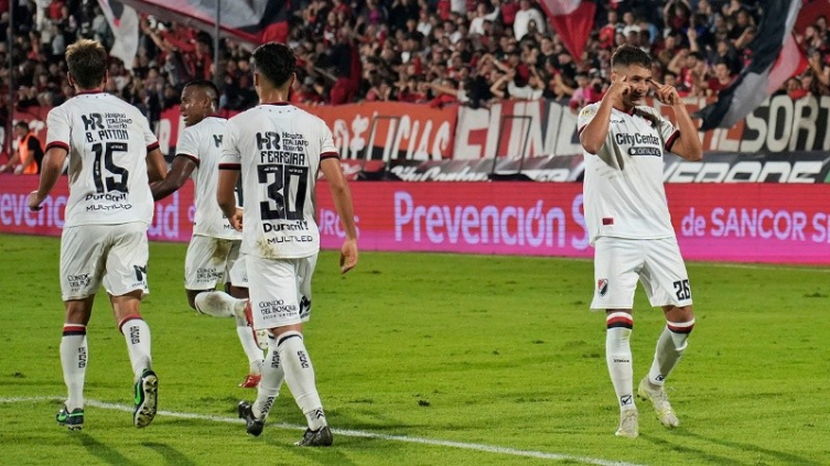 Newell's venció a Arsenal con goles de Sordo
