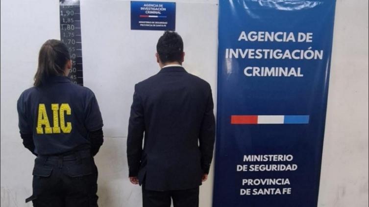 Detuvieron a un falso contador que quería estafar a una anciana cambiando dólares