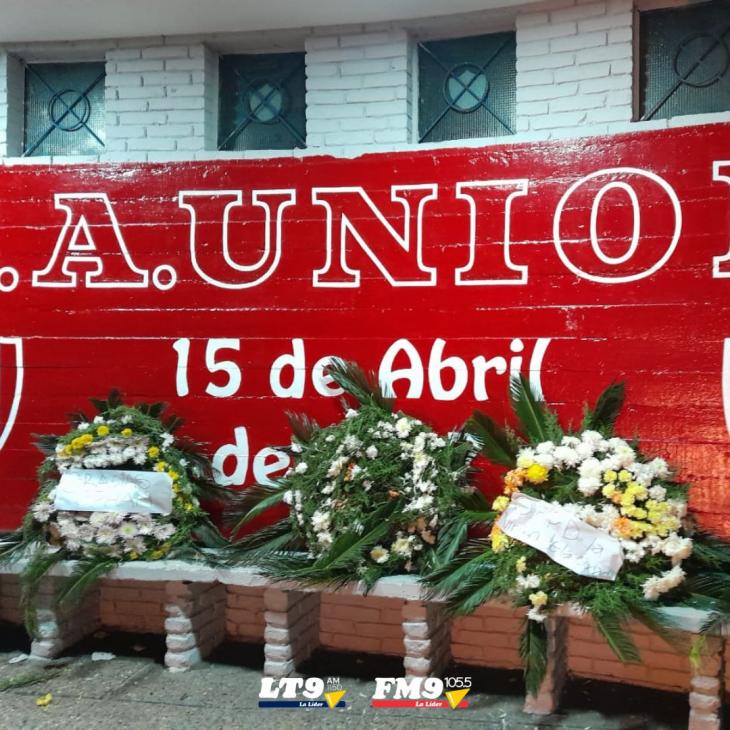 Dejaron coronas con mensajes en el frente de la sede de Unión 