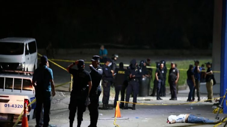 El Salvador: 12 muertos por una estampida en un estadio de fútbol
