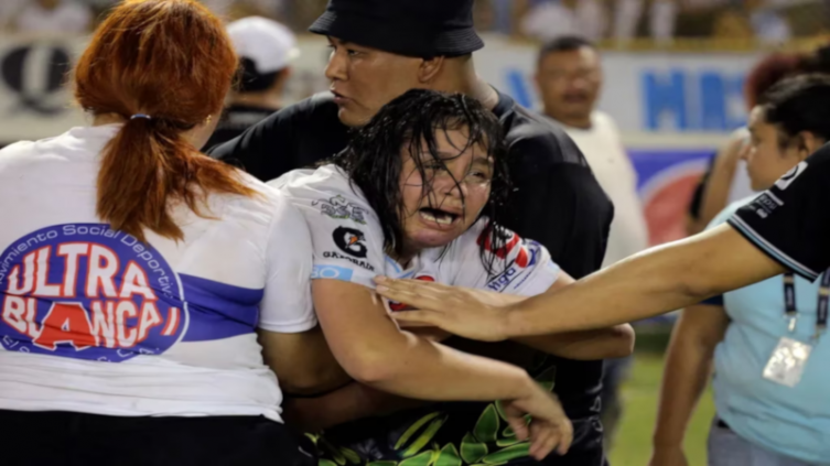 Así inició la estampida en el estadio de El Salvador que tuvo 12 muertos