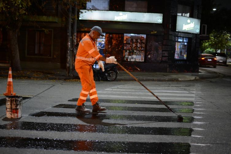La Municipalidad realiza tareas de demarcación y señalización horizontal