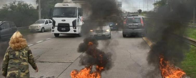Protesta con corte al tránsito hacia el norte en Circunvalación a la altura de Varadero Sarsotti