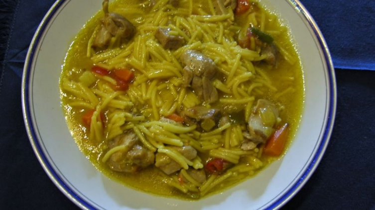 Cazuela de fideos con pollo y verduras