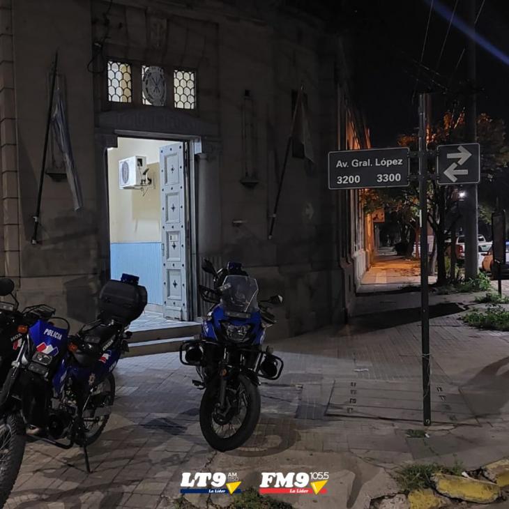 Lo persiguió la policía, derrapó en su moto, golpeó a un agente y escapó de la comisaría