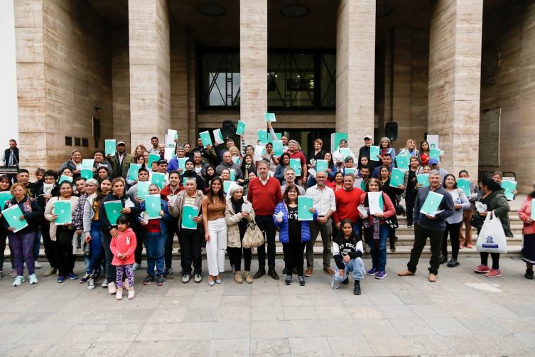 Jatón entregó escrituras a 150 familias santafesinas