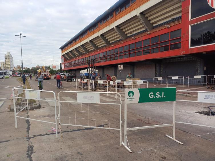 Comenzaron los trabajos de ASSA para arreglar el socavón en Unión