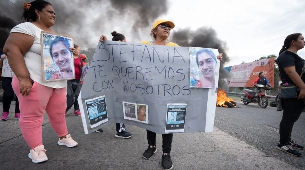 Familiares de Mónica Aquino cortan el puente Carretero
