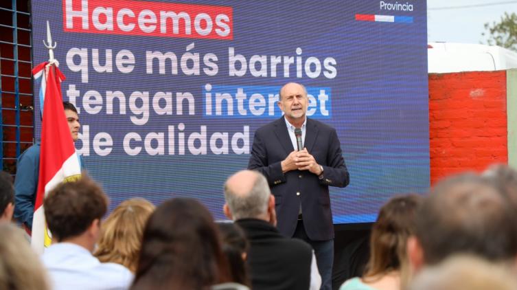 Perotti presentó el servicio de wifi libre para escuelas